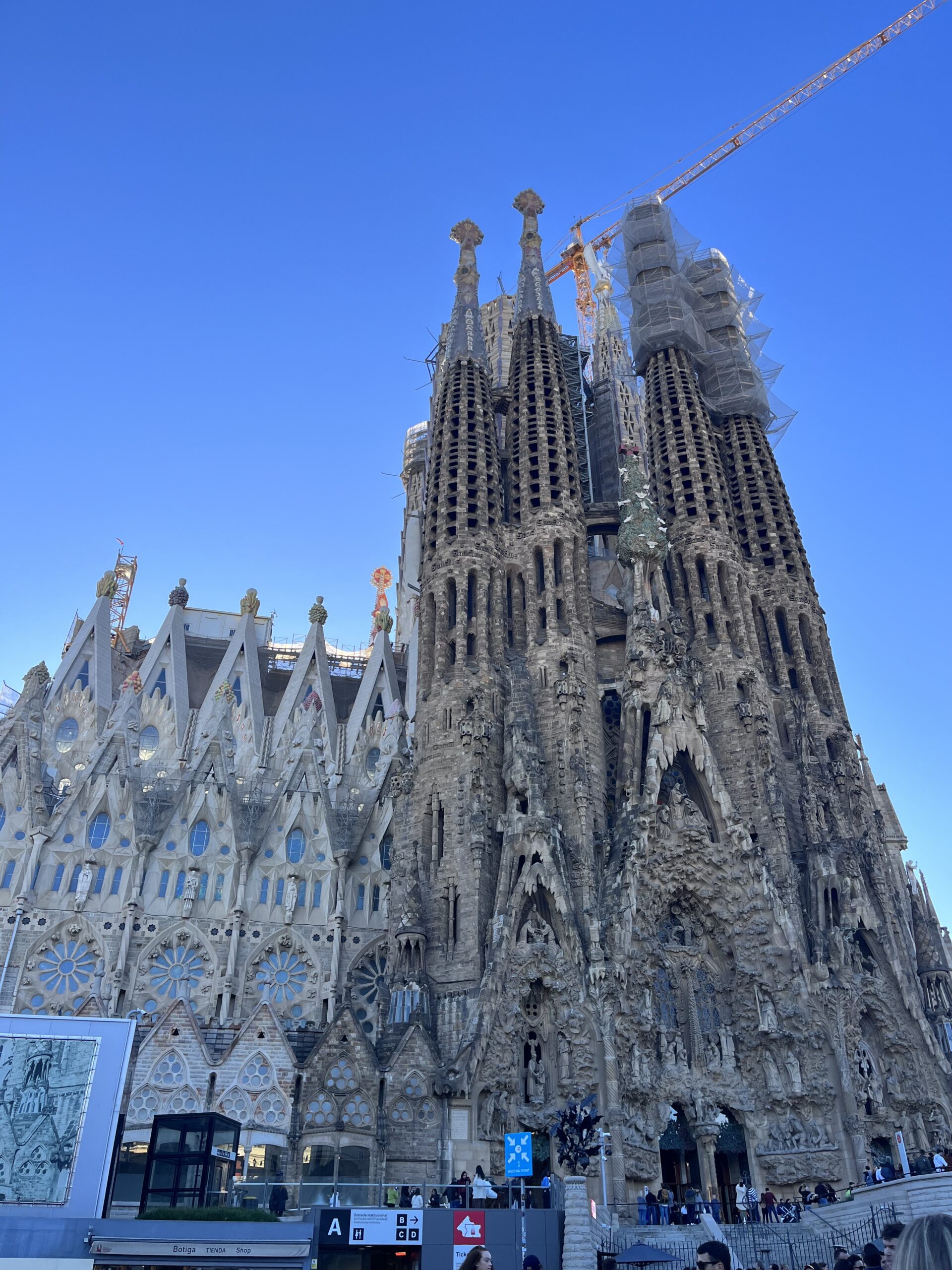 スペイン・バルセロナのサグラダ・ファミリア外観。青空にそびえるガウディ建築の傑作